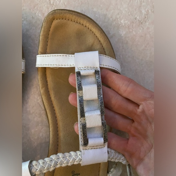 Women’s Size 6.5 Minnetonka White Strappy Sandals - Picture 5 of 11